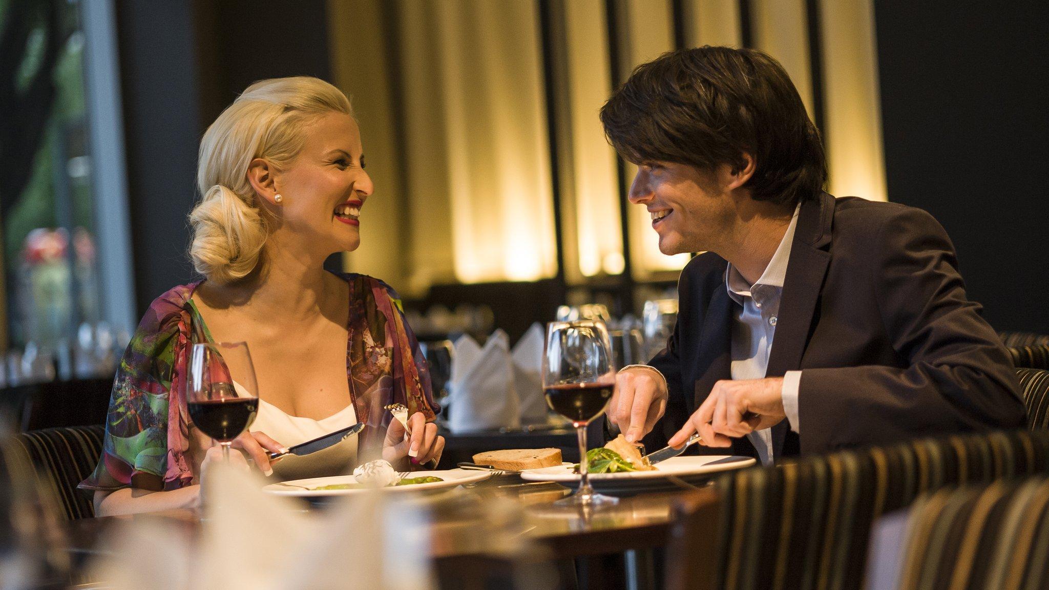 Pullman Adelaide Otel Restoran fotoğraf A couple dining together