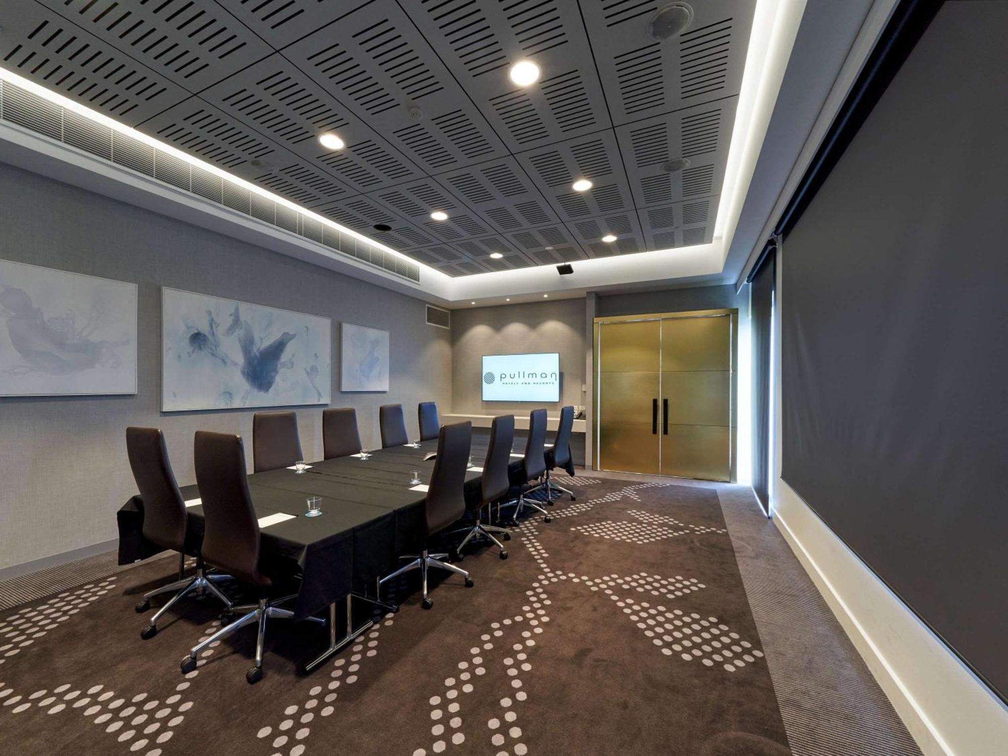 Pullman Adelaide Otel Dış mekan fotoğraf Meeting room at the Swissôtel in Zurich