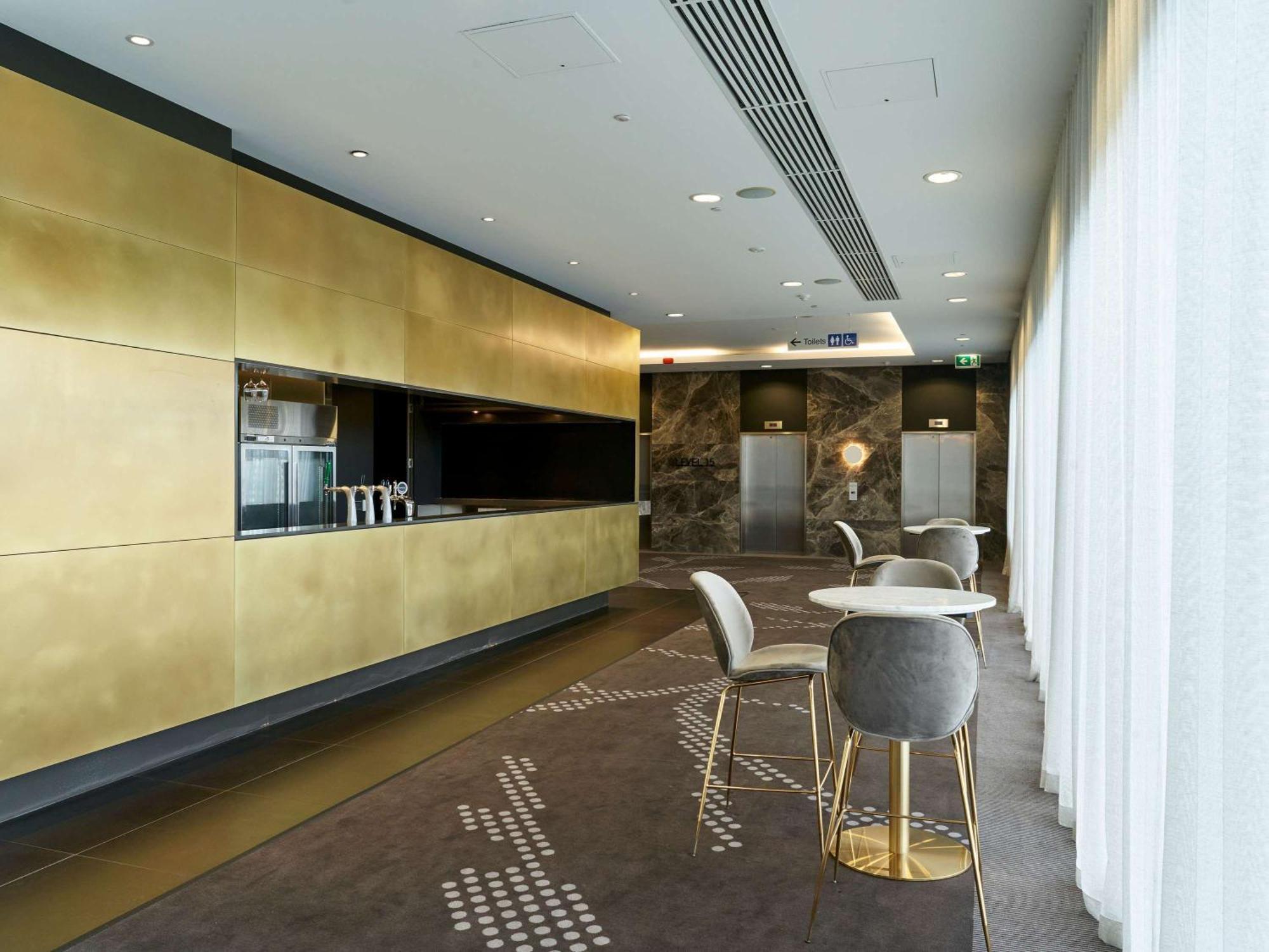 Pullman Adelaide Otel Dış mekan fotoğraf The lounge at the airport