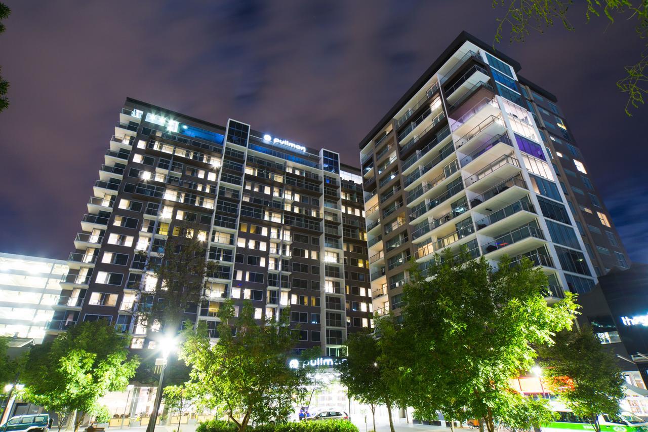 Pullman Adelaide Otel Dış mekan fotoğraf The apartment building at night